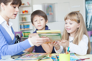 雨の日でも遊べるホール&屋上の園庭